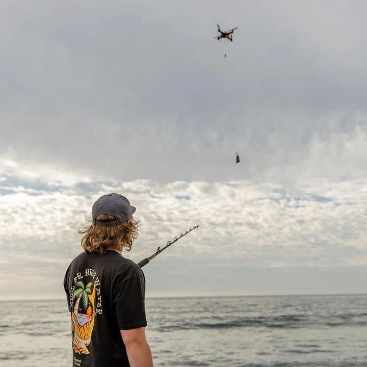 Drone soltando carnada
