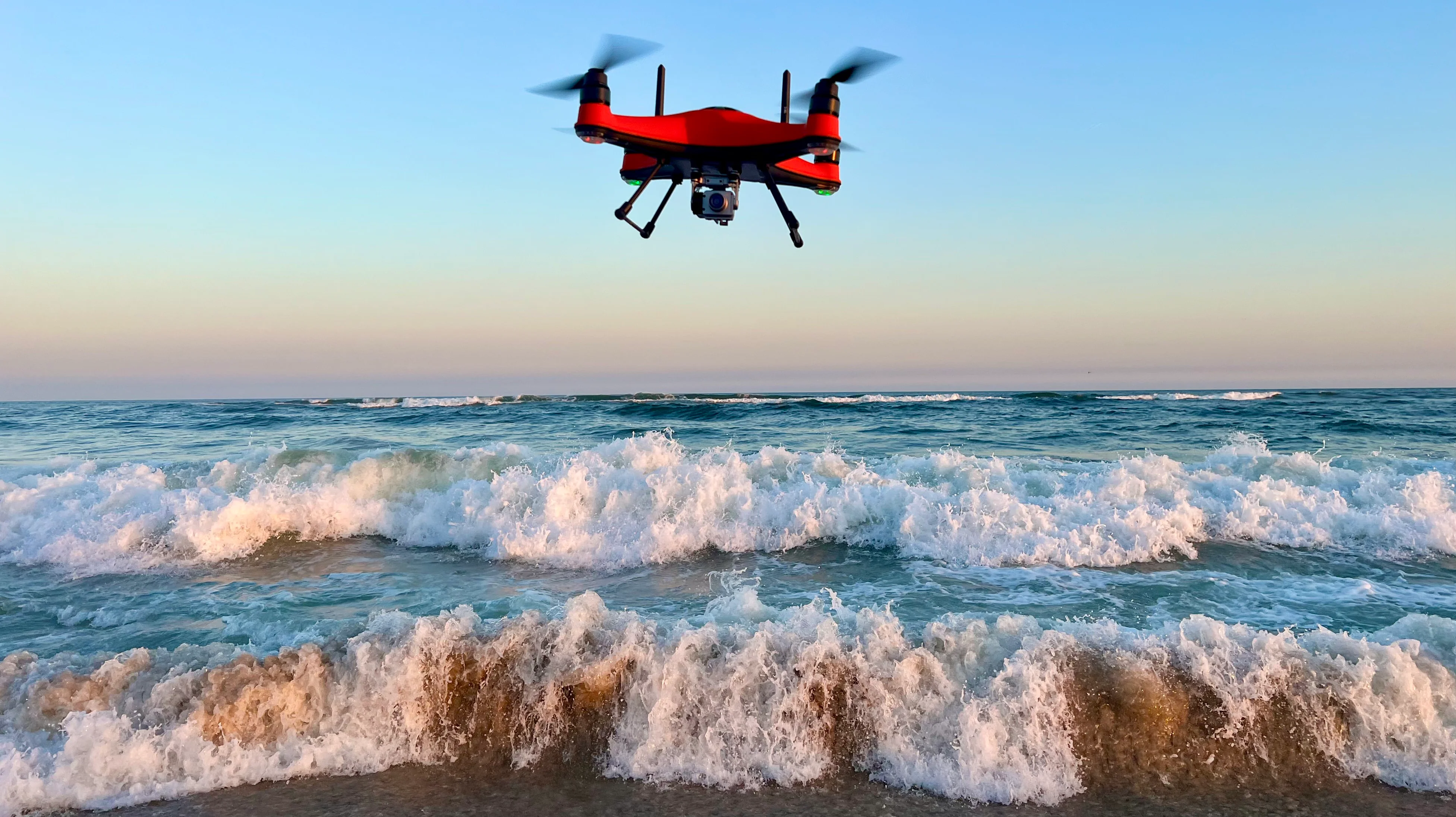 Dron volando sobre olas del océano